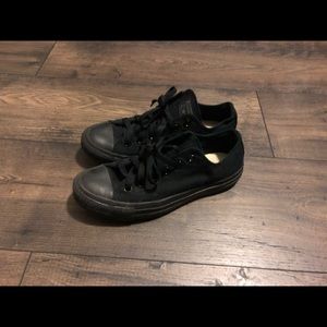 Black low top converse